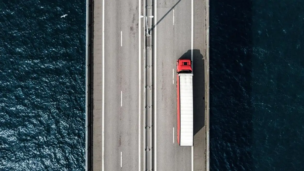 Lastbil køre over bro